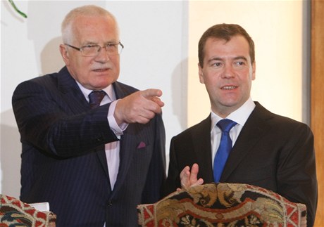 Václav Klaus (vlevo) a Dimitrij Medvedv na tiskové konferenci v Praze.