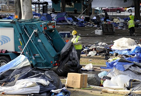 Po demonstrantech z hnutí Okupujte Wall Street zstalo v parku ped losangeleskou radnicí tém 30 tun odpadk.