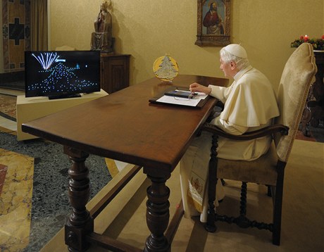 Pape pouívá iPad.