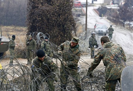Pry se zátarasy. Nmetí vojáci z jednotek KFOR odstraují ze silnice ve vesnici Jagnjenica ostnaté dráty, které bránily v píjezdu k pechodm se Srbskem. 