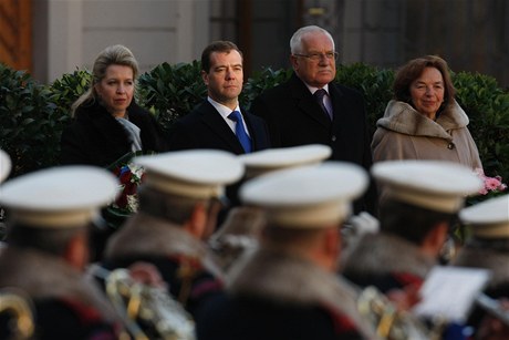 Prezidentské páry bhem uvítacího ceremoniálu na Hrad.