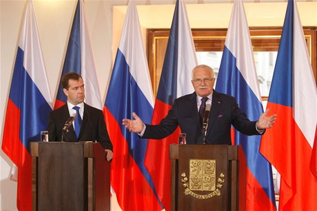 Ruský a eský prezident na tiskové konferenci.