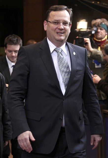 Premiér Petr Neas po píjezdu na summit EU v Bruselu.