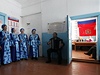 Amatérský enský pvecký soubor Ruská due zpíjemuje ve volební místnosti hlasování.