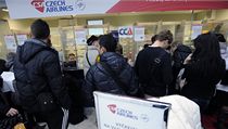 U přepážek, kde si lidé vyřizovali nové letenky, se tvořily fronty. | na serveru Lidovky.cz | aktuální zprávy