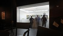 Bar, bílý ostrov uvnitř černého foyer. | na serveru Lidovky.cz | aktuální zprávy