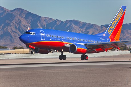 Boeing 737 aerolinek Southwest Airlines pistává v Las Vegas