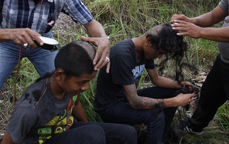 Indonétí policisté holí íra mladým punkerm.