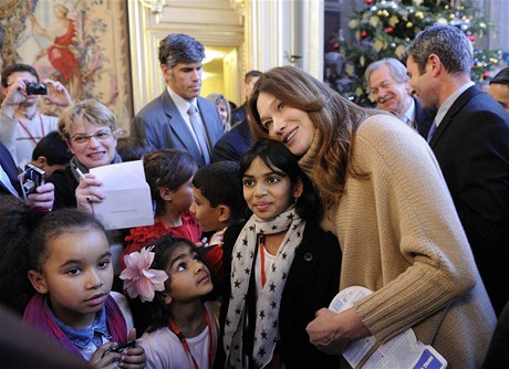Carla Bruniová-Sarkozyová se na tradiní pedvánoní recepci chovala velmi bezprostedn.