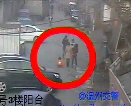 Terénní auto pejelo holiku ve východoínském mst Wen-cou