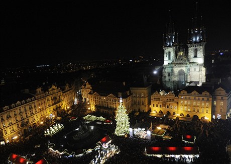 Tradiní vánoní strom na Staromstském námstí v Praze tentokrát pochází z Kladenska. 