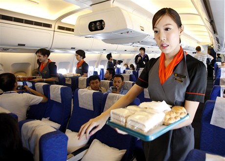 Nová thajská letecká spolenost P.C. Air pijala za leny palubního personálu tyi osoby se zmnným pohlavím.