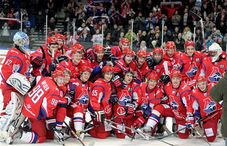 Mladí hokejisté nového týmu ruského Lokomotivu Jaroslavl. Jejich pedchdci zemeli pi letecké tragédii
