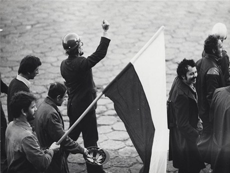 Výjimený stav znamenal konec legálního fungování nezávislých odbor Solidarita a na tém deset let konec úsilí Polák o zmnu totalitního reimu. Na fotografii protestující ve Varav. 