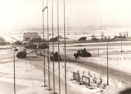 Tanky obsazují rafinerii v Gdasku.
