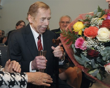 Václav Havel pevzal cenu Nadace Jána Langoe.