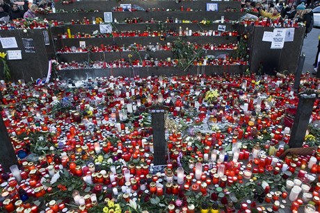 Pod sochou sv. Václava na Václavském námstí v Praze se bhem dvou dn nashromádily tisíce svíek a dalí stále pibývají. 