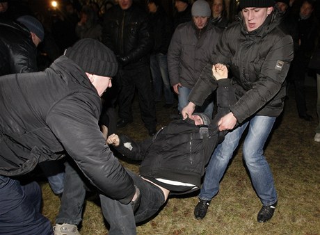 Blorutí policisté v civilu zatýkají demonstrující obany (ilustraní).