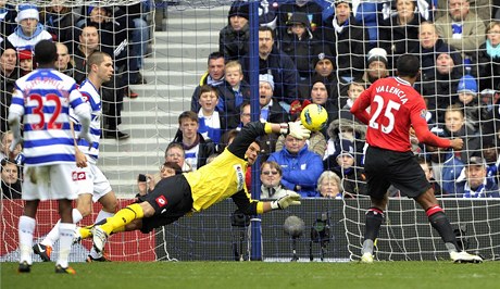 Branká Radek erný zasahuje. Stílel Antonio Valencia 