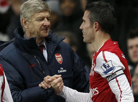 Útoník Robin Van Persie a trenér Arsenalu Arséne Wenger