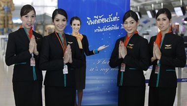 Nov thajsk leteck spolenost P.C. Air pijala za leny palubnho personlu tyi osoby se zmnnm pohlavm.