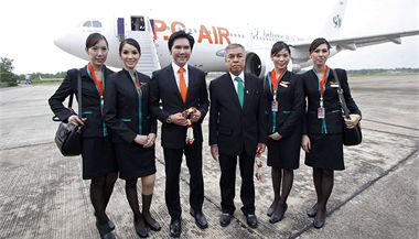 Nov thajsk leteck spolenost P.C. Air pijala za leny palubnho personlu tyi osoby se zmnnm pohlavm.