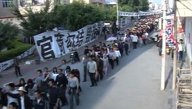 Demonstrace ve vesnici Wu-kchan