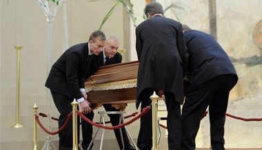 Do Prask kiovatky v prask Zlat ulici byly pivezeny ostatky bvalho prezidenta Vclav Havla. 