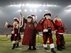 Nkolik podob Santa Clause na stadionu San Siro ped zápasem AC Milán bersus Chievo