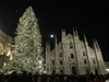 Vánoní strom vedle majestátní milánské katedrály Narození Panny Marie.