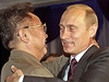 Srden objet. Vladimir Putin v objet s Kimem na snmku z roku 2002