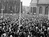 Operace se úastnilo 70 tisíc voják a 30 tisíc policist. Na fotografii demonstrace ped kostelem sv. Brigity v Gdasku.