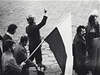 Výjimený stav znamenal konec legálního fungování nezávislých odbor Solidarita a na tém deset let konec úsilí Polák o zmnu totalitního reimu. Na fotografii protestující ve Varav. 