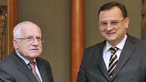 Prezident republiky Václav Klaus (vlevo) přijal na Pražském hradě předsedu vlády Petra Nečase (vpravo) a převzal od něj demisi ministra kultury Jiřího Bessera. O křeslo ve vládě někdejší berounský starosta přišel kvůli případu s financováním | na serveru Lidovky.cz | aktuální zprávy