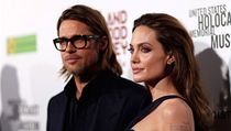 Na americké premiéře. Režisérka Angelina Jolie s manželem Bradem Pittem. | na serveru Lidovky.cz | aktuální zprávy
