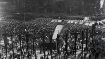 Poslední rozloučení s prezidentem Tomášem Garriguem Masarykem, Staroměstské náměstí (1937). | na serveru Lidovky.cz | aktuální zprávy