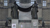 Černé sukno na soše sv. Václava na Václavském náměstí, kam nadále přicházejí lidé uctít památku zesnulého bývalého prezidenta Václava Havla. | na serveru Lidovky.cz | aktuální zprávy