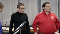 Soudní líčení s někdejším šéfem Úřadu regionální rady Severozápad Petrem Kušnierzem (druhý zleva). V červeném je další obžalovaný Václav Poláček. | na serveru Lidovky.cz | aktuální zprávy