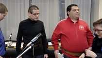 Soudní líčení s s někdejším šéfem Úřadu regionální rady Severozápad Petrem Kušnierzem (druhý zleva). V červeném je další obžalovaný Václav Poláček. | na serveru Lidovky.cz | aktuální zprávy