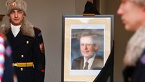 Exprezident Václav Havel zemřel v neděli 18. 12. ve věku 75 let. Na Pražském hradě byla vyvěšena černá vlajka a lidé přinášeli k jeho vystavenému portrétu květiny. | na serveru Lidovky.cz | aktuální zprávy