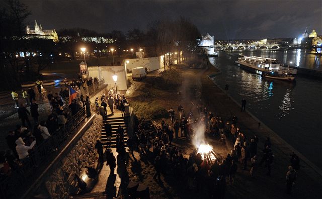 Vatra na poest Václava Havla vzplála na vltavském behu na Kamp. 
