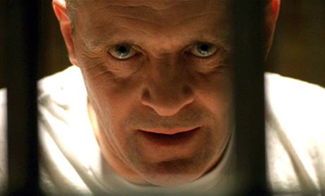 Anthony Hopkins jako rafinovan kanibal Hannibal Lecter.