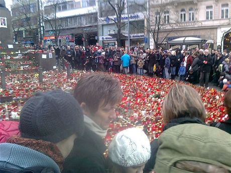 Sochu svatého Václava zaplavily svíky. 