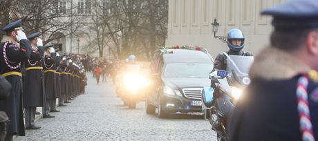 Rakev s ostatky Václava Havla naposledy opustila Praský hrad. 