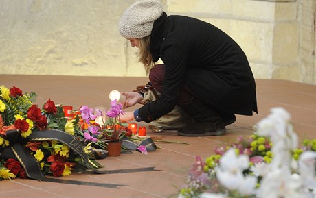 Zástupy lidí se picházely rozlouit se zesnulým Václavem Havlem do odsvceného kostela Praské kiovatky, kde byla vystavena rakev s prezidentovými ostatky.