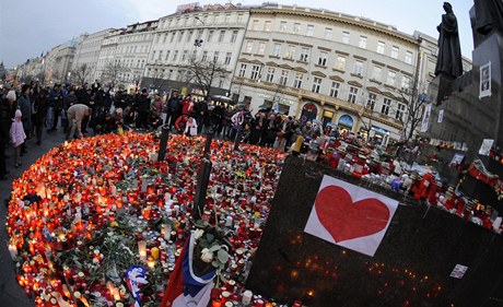 Lidé pináeli 20. prosince svíce k soe sv. Václava v centru Prahy, aby uctili památku zesnulého bývalého prezidenta Václava Havla. 