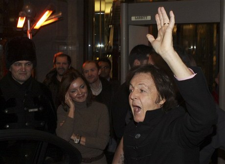 Paul McCartney na snímku z 14. prosince 2011 zdraví své moskevské fanouky.