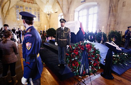 Rakev s ostatky prezidenta Václava Havla ve Vladislavském sále Hradu.