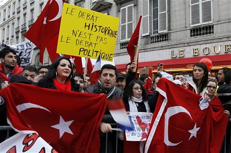 Protesty turecké meniny ped budovou francouzského parlamentu. 