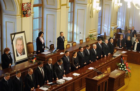 Poslanci a poslankyn spolen s vládou zahájili 20. prosince minutou ticha zasedání snmovny vnované vzpomínce a podkování zesnulému exprezidentu Václavu Havlovi.